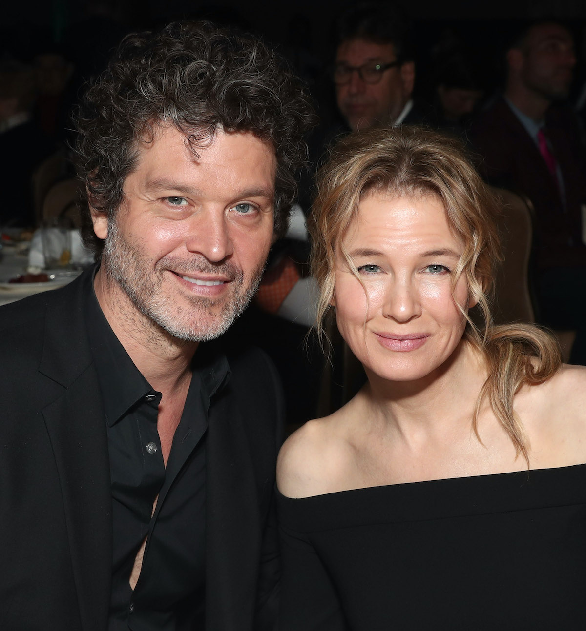 Renée Zellweger fekete, vállat szabadon hagyó felsőben és Doyle Bramhall II