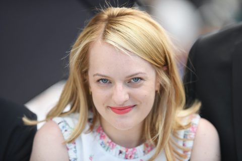 Elisabeth Moss szőke hajjal, virágos felsőben