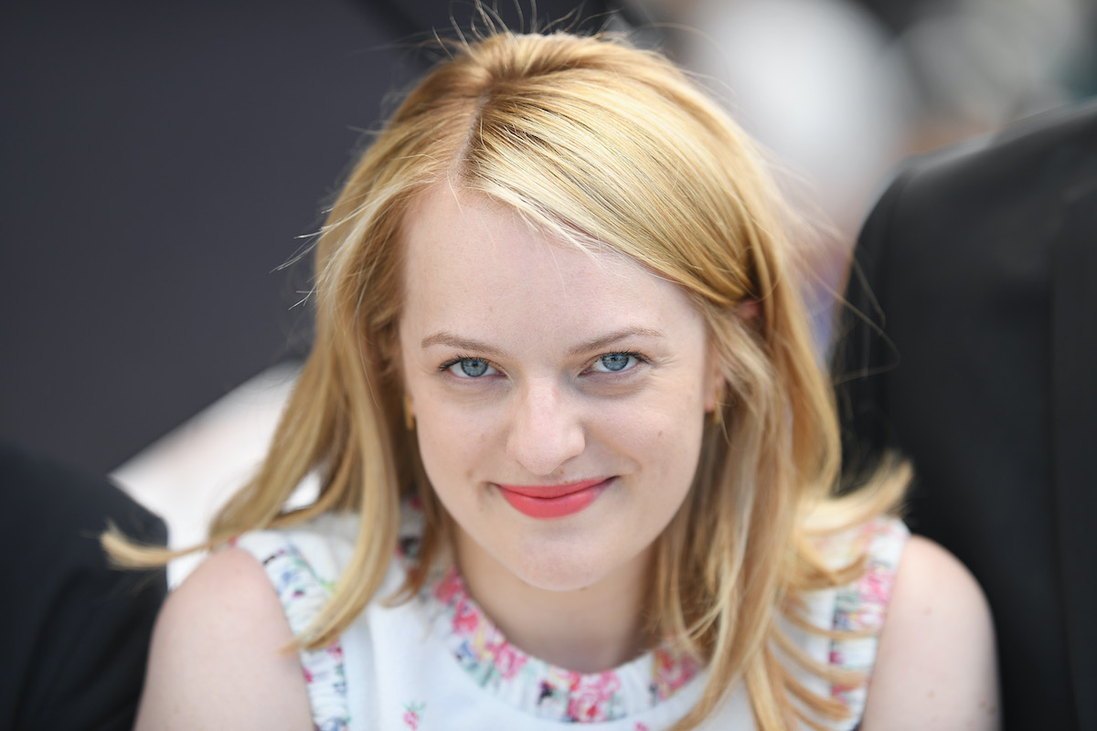 Elisabeth Moss szőke hajjal, virágos felsőben