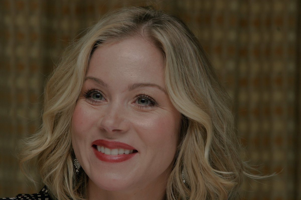 Christina Applegate arca – hosszú szőke hajjal, piros rúzzsal