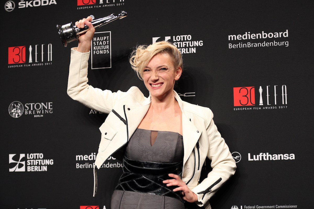 Borbély Alexandra díjat emel a magasba boldog arccal