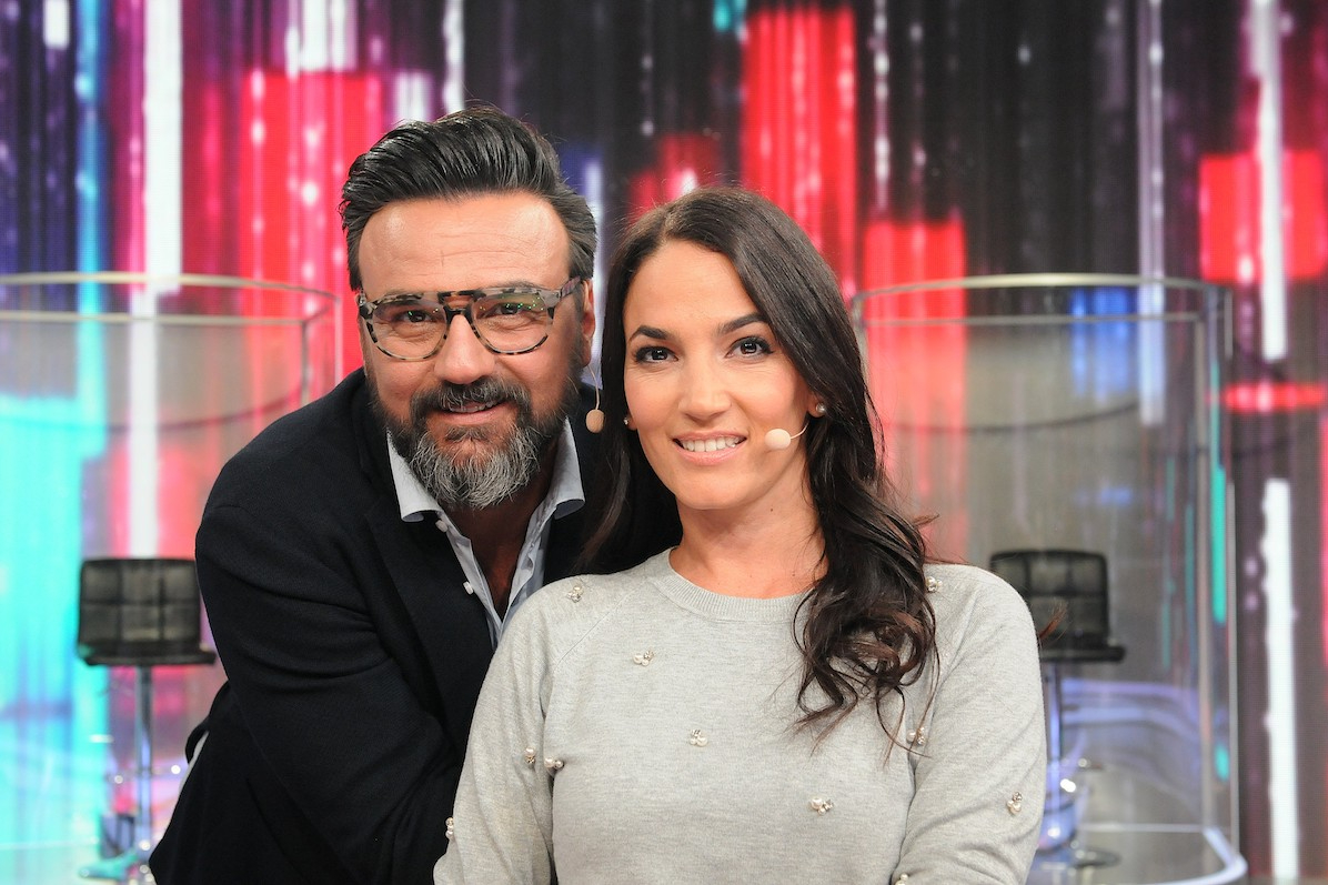 Gianni Annoni szemüvegben és Debreczeni Zita mikrofonnal