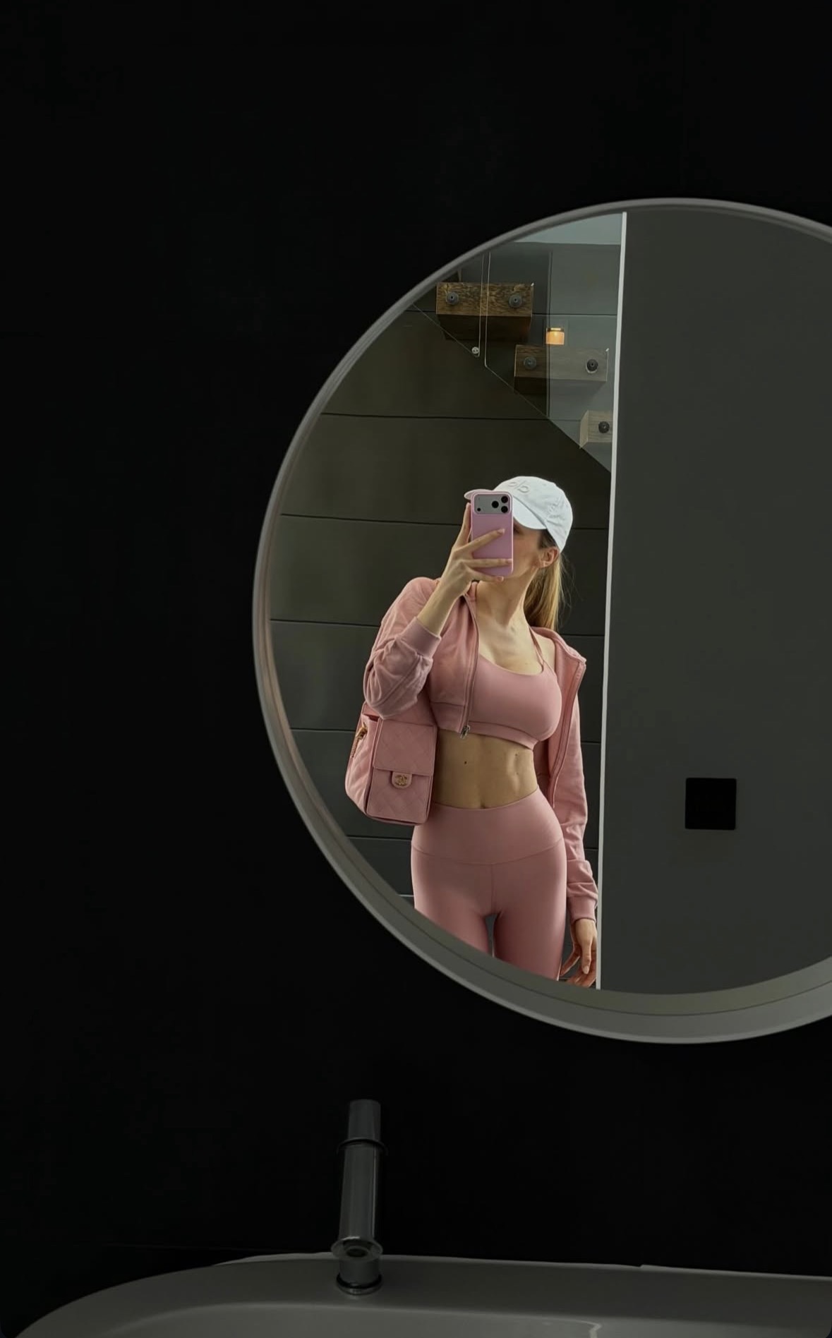 szoboszlai-dominik-felesege-buzsik-borka-edzoruhaban | Marie Claire Buzsik Borka rózsaszín edzőruhában tükörszelfit készít