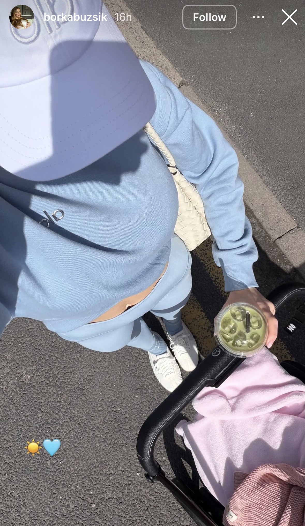 babakocsit toló nő matcha lattéval felülnézetből