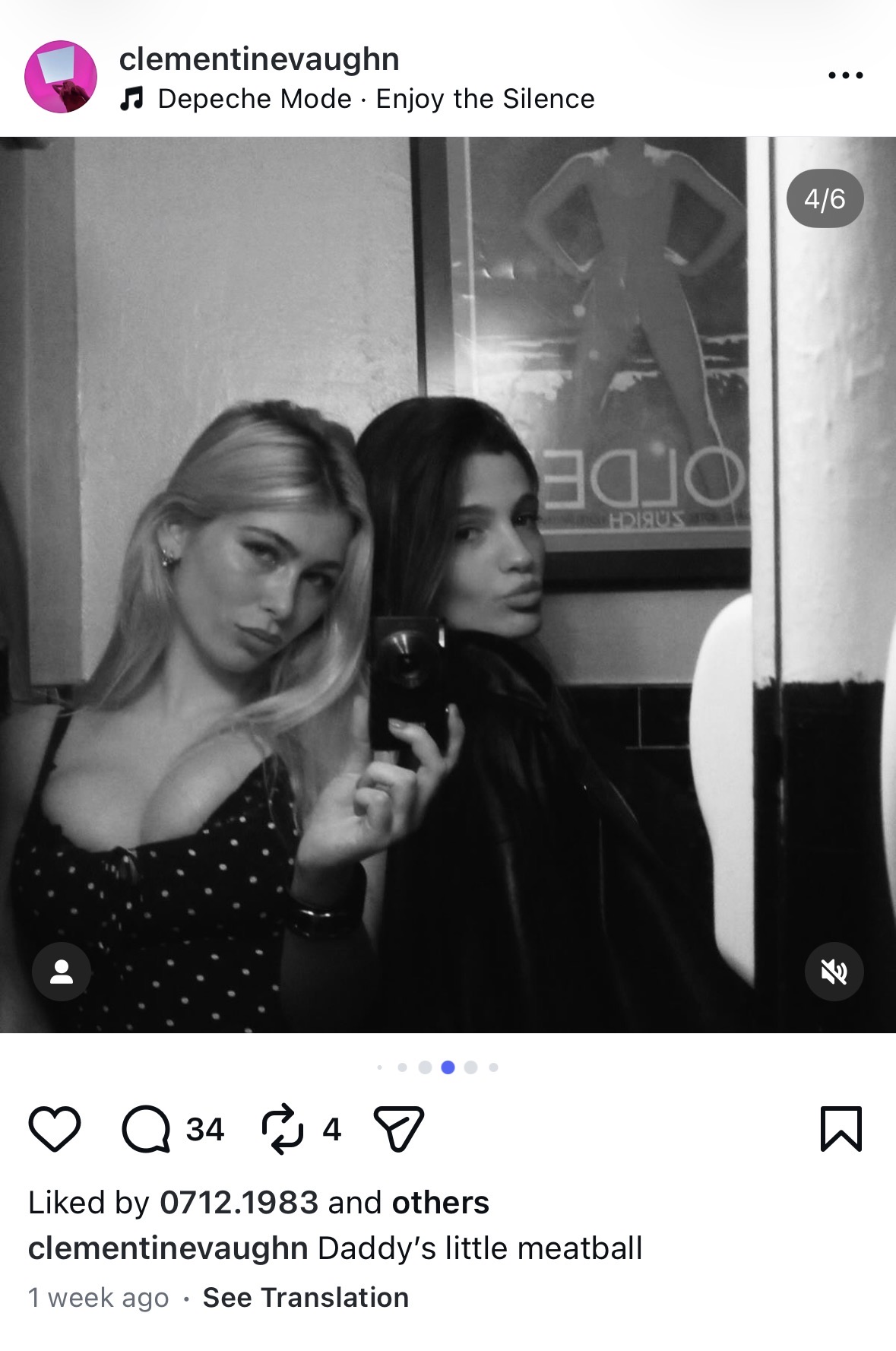 Instagram poszt: fekete fehér képen két fiatal nő