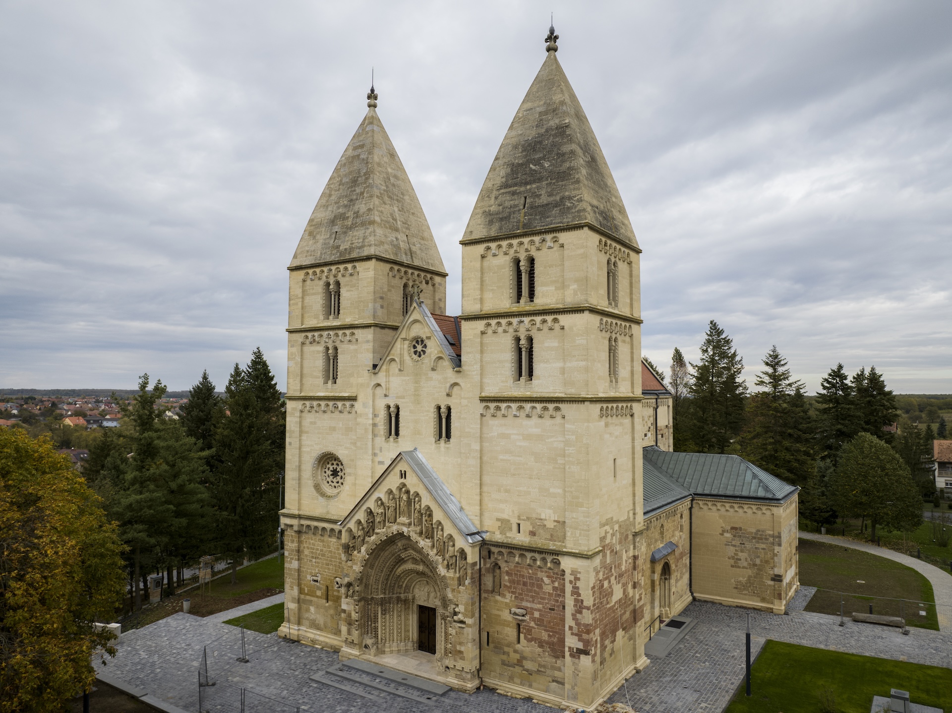 A templom egyik legjellegzetesebb eleme a két vaskos, monumentális torony