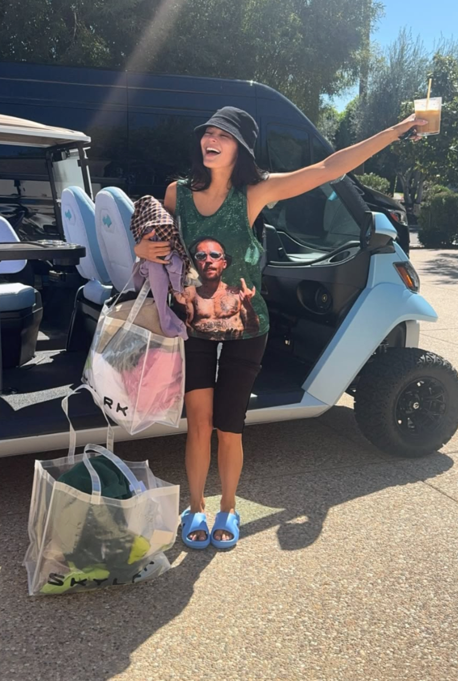 coachella-2026-ruhak-es-sztarok | Marie Claire Kylie Jenner Justin Bieber márkája, a Skylrk pólójában.