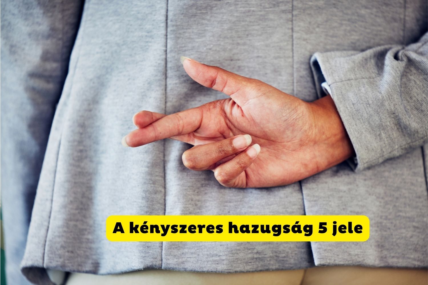 Nő a kezén a mutató- és középső ujját keresztbe teszi hazugság közben háta mögött