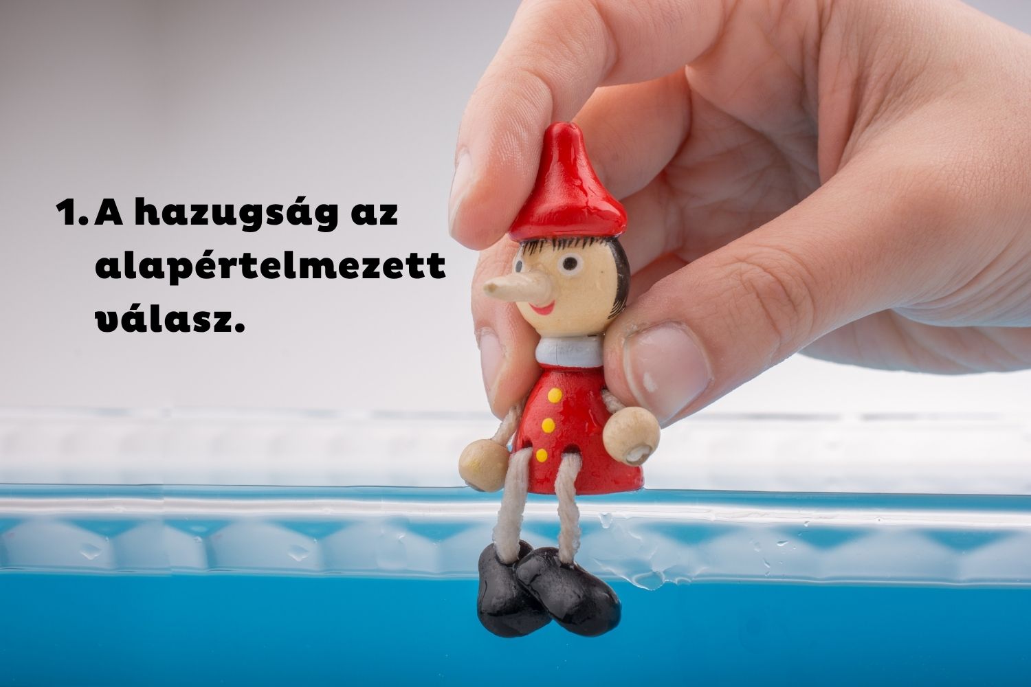 Pinokkió bábut ültet kéz kék szegélyre