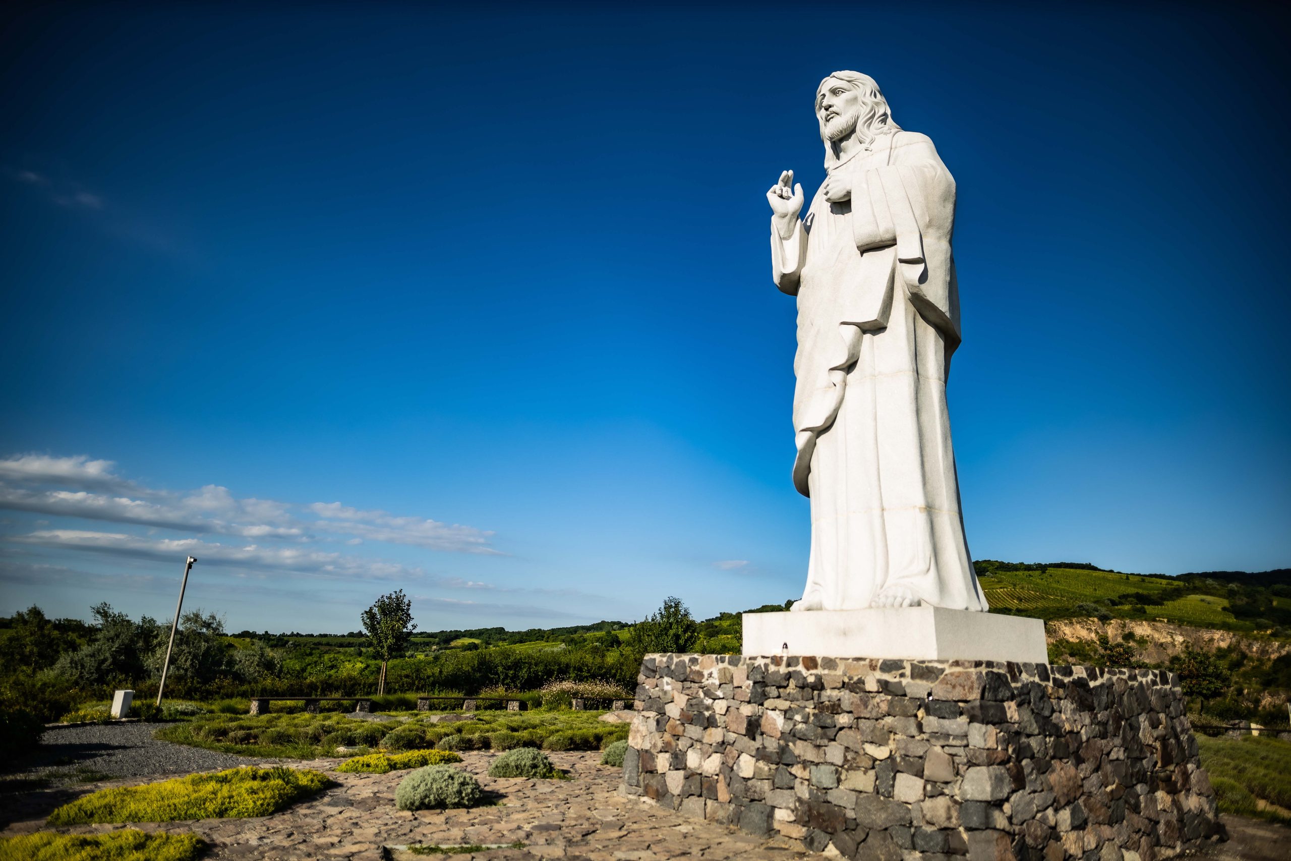 A Terézia-domb tetején álló lenyűgöző alkotás a béke és a hit szimbóluma,