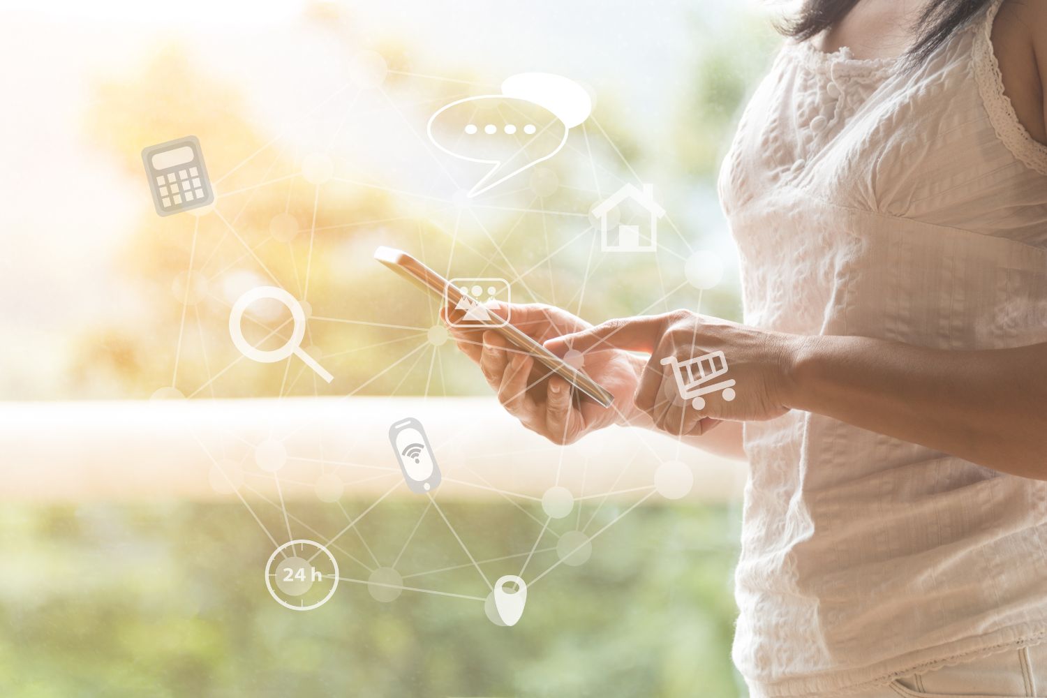 Nő oldalnézetben telefonját nyomkodja, körülötte fehér grafika internetes szimbólumokkal