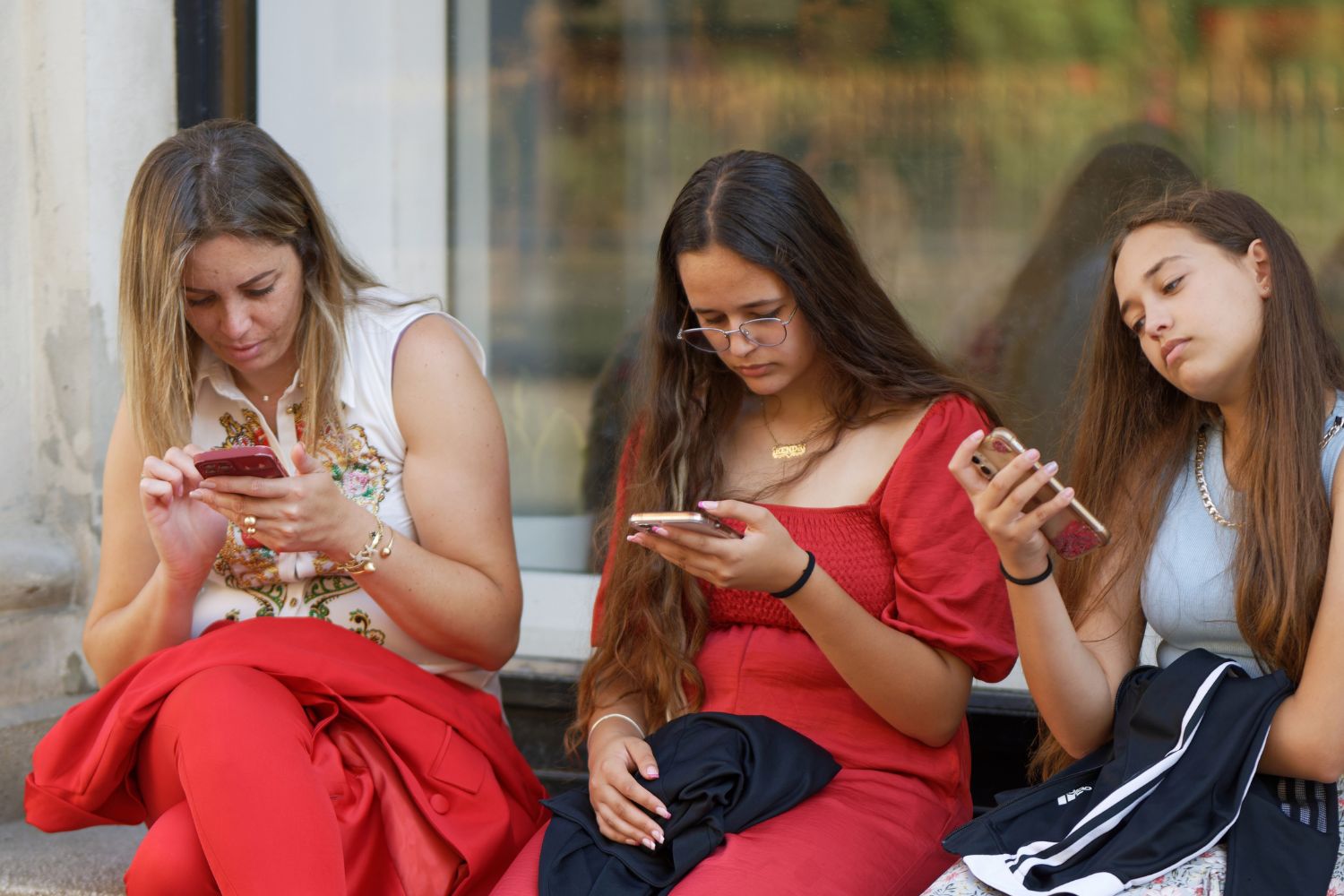 Anya és lányai okostelefonoznak