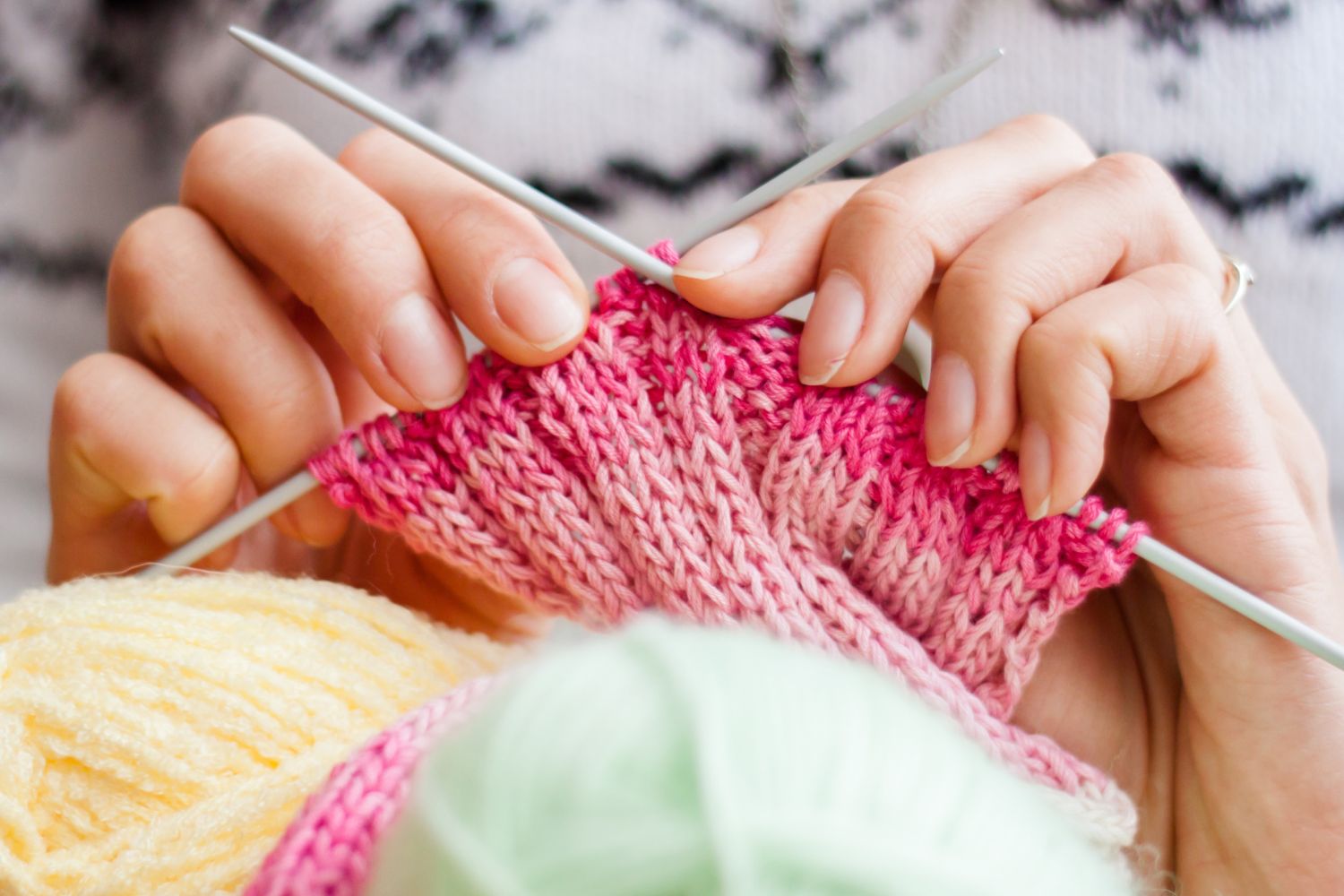 Nő színes fonallal köt közeli képen