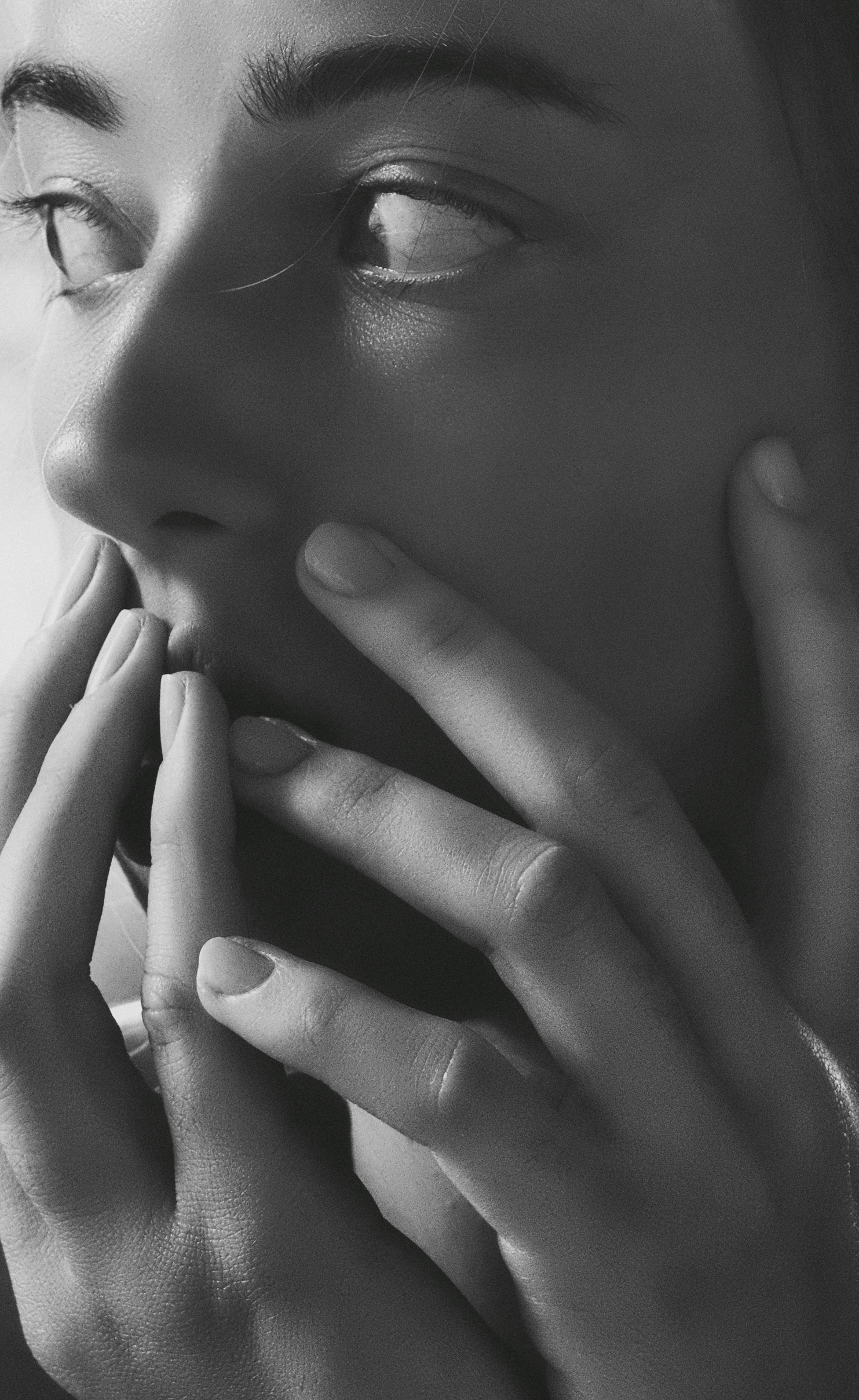 1.Körmök rágása: körmök rágása nem csak csúnya látvány. A körmeid mindenféle baktériumot és koszt hordozhatnak magukban, és a rágásukkal ezeket a nem kívánt vendégeket meghívod a testedbe. Ráadásul károsíthatja a körömágyakat, és az ujjaid rosszabbul nézhetnek ki. Ez egy olyan szokás, amiről érdemes leszokni, mind a megjelenésed, mind az egészséged miatt.