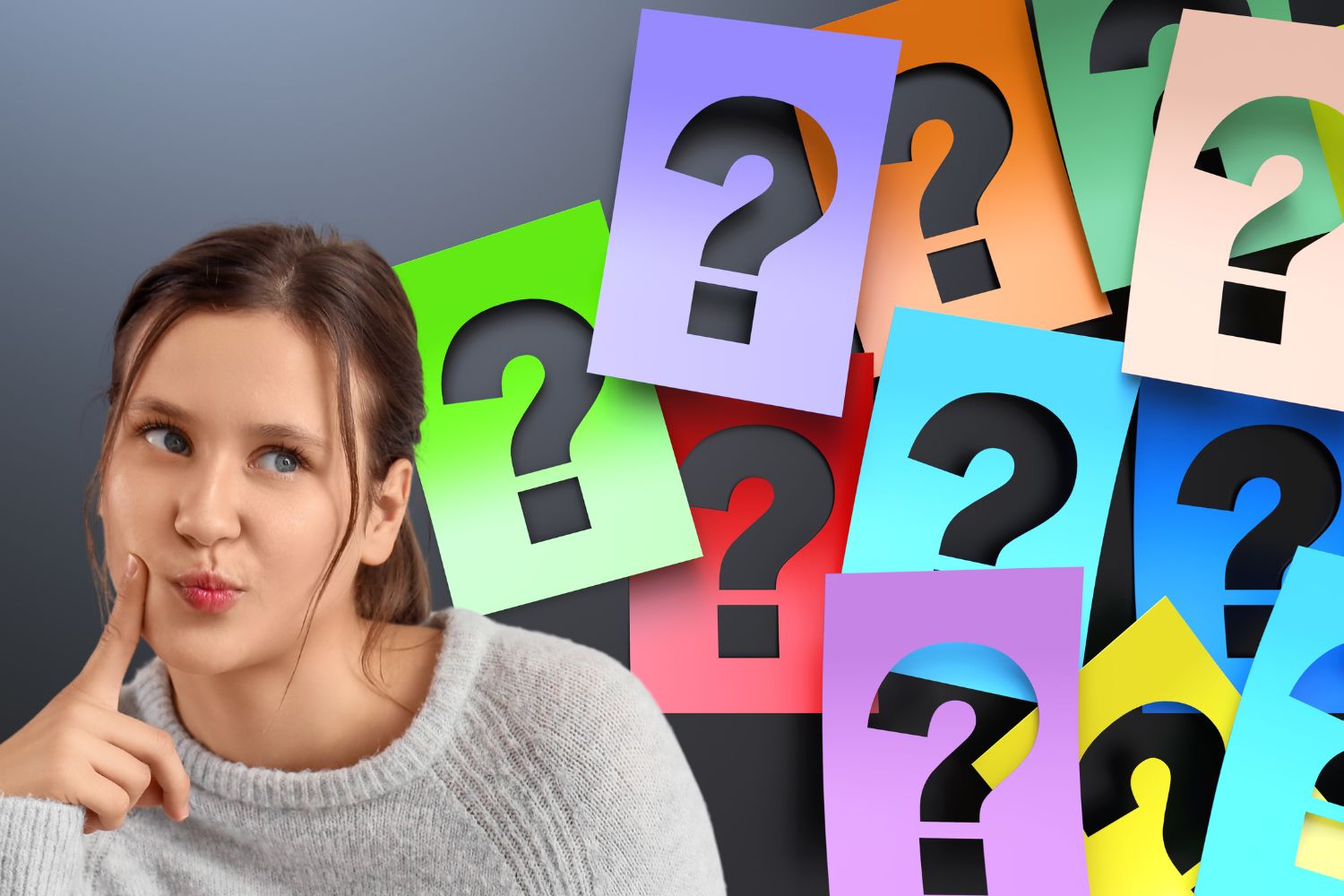 Fiatal nő szürke pulcsiban gondolkodó arcot vág, egyik mutatóujját az arcához érinti, szürke háttér, színes kivágott kérdőjelek