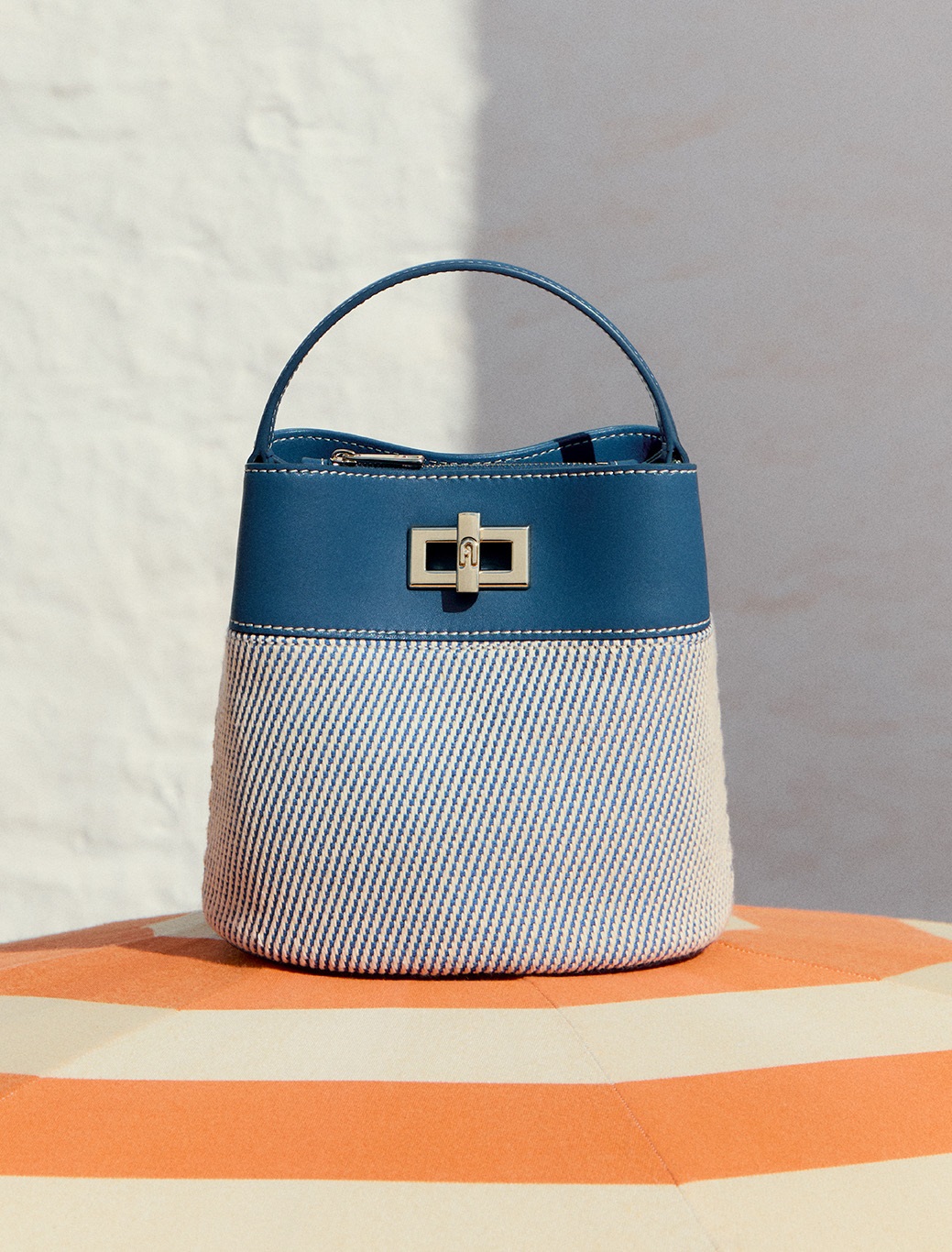 Amelia a Furla új bucket táskája