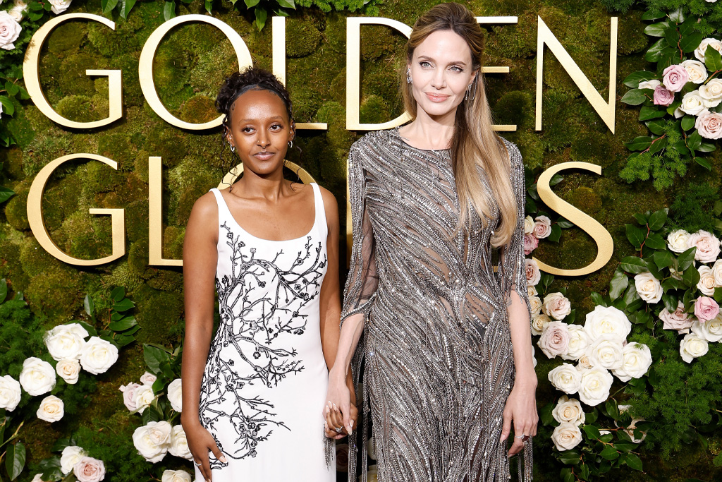 Zahara Jolie és Angelina Jolie részt vesznek a 82. éves Golden Globe-díjátadón a Beverly Hiltonban, 2025. január 5-én, Beverly Hillsben, Kaliforniában. Mindketten mosolyognak és egymás kezét fogják.