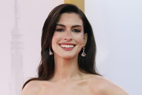 Anne Hathaway mosolyog 2026. április 20-án New Yorkban