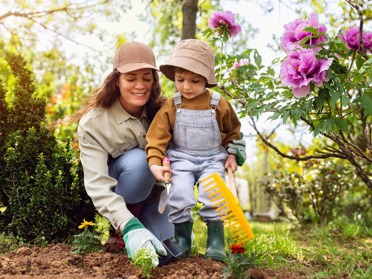 Anya és fia kertészkedik a tavaszi kertben