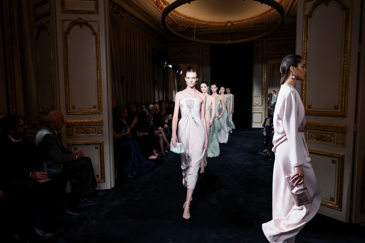 Modellek vonulnak a kifutón a Giorgio Armani Privé Haute Couture 2026 tavasz/nyár bemutatóján
