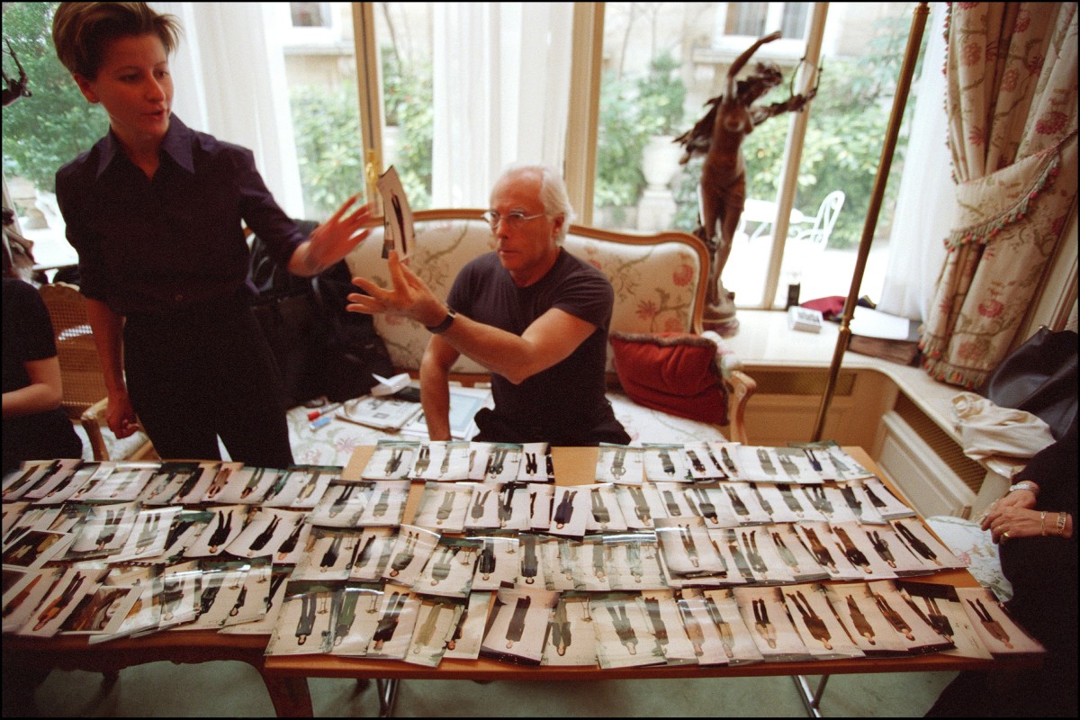 Giorgio Armani egy párizsi divatbemutató előkészületei közben, 1998.