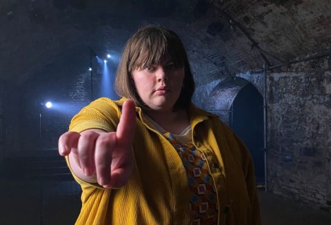 Az Autista elménk című BBC-sorozat egyik szereplője mutató ujjával a kamera felé bök
