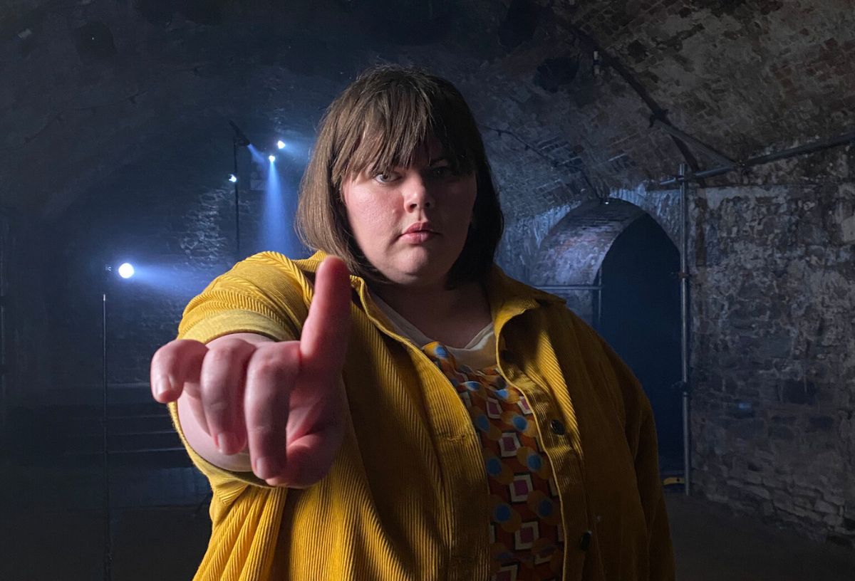 Az Autista elménk című BBC-sorozat egyik szereplője mutató ujjával a kamera felé bök