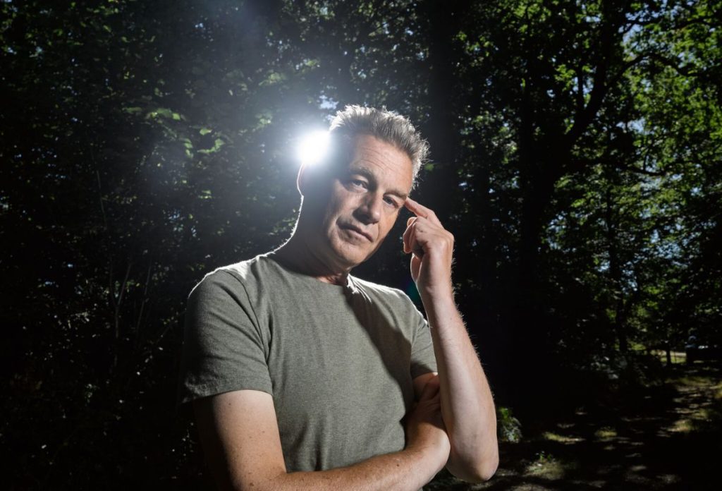 Chris Peckham, az Autista elménk című BBC-sorozat műsorvezetője