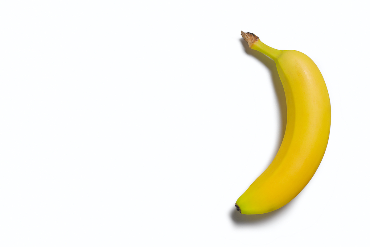 banán a kép jobb oldalán, fehér háttér előtt