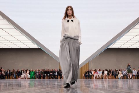 Dior 2026. tavasz–nyár bemutatón vonuló modell bő szárú nadrágban és fehér ingben