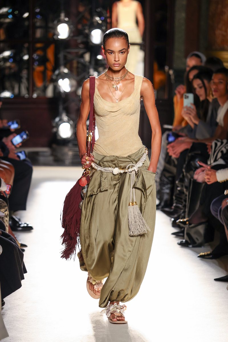 Balmain 2026. tavasz–nyár bemutatón vonuló modell topban és bő szárú nadrágban