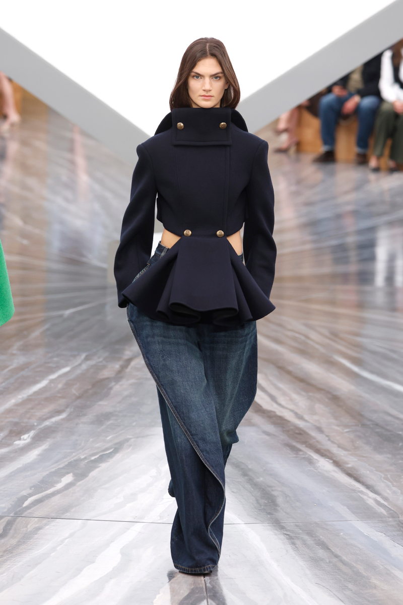 Dior 2026. tavasz–nyár bemutatón vonuló modell farmernadrágban és kivágott kabátban