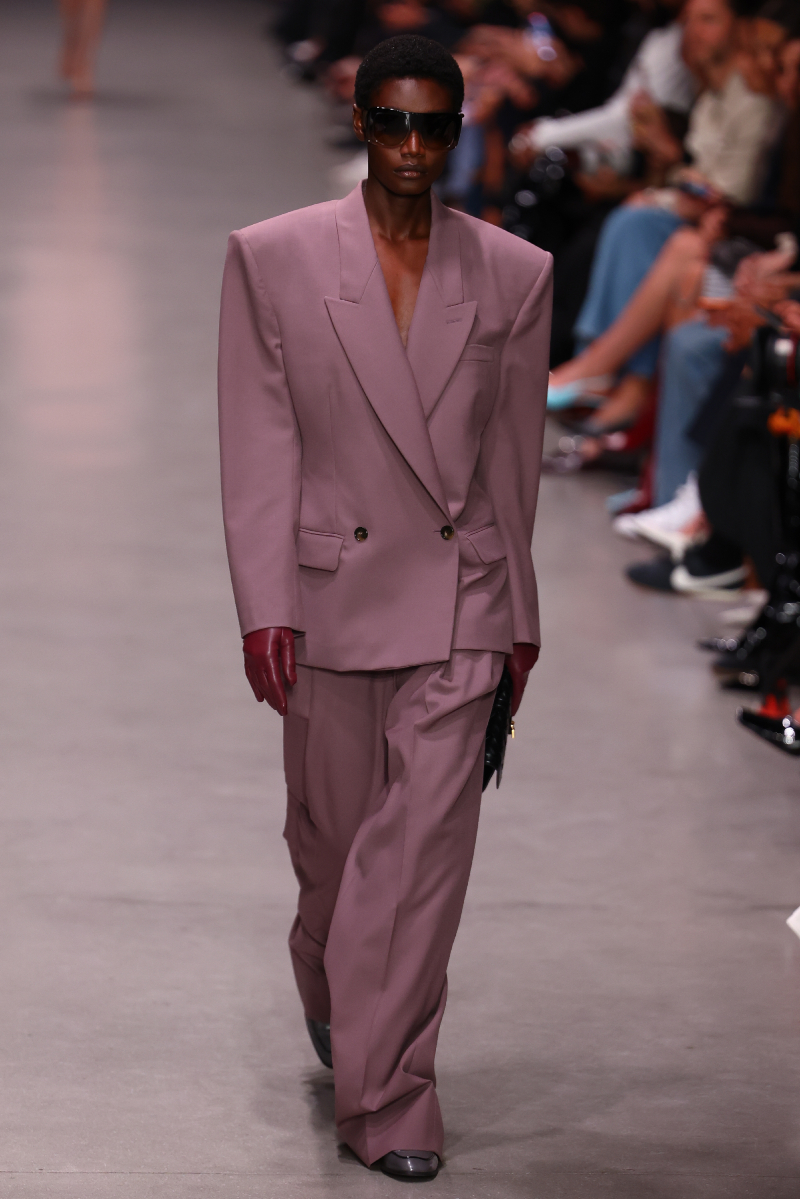 Stella McCartney 2026. tavasz–nyár bemutatón vonuló modell nadrágkosztümben