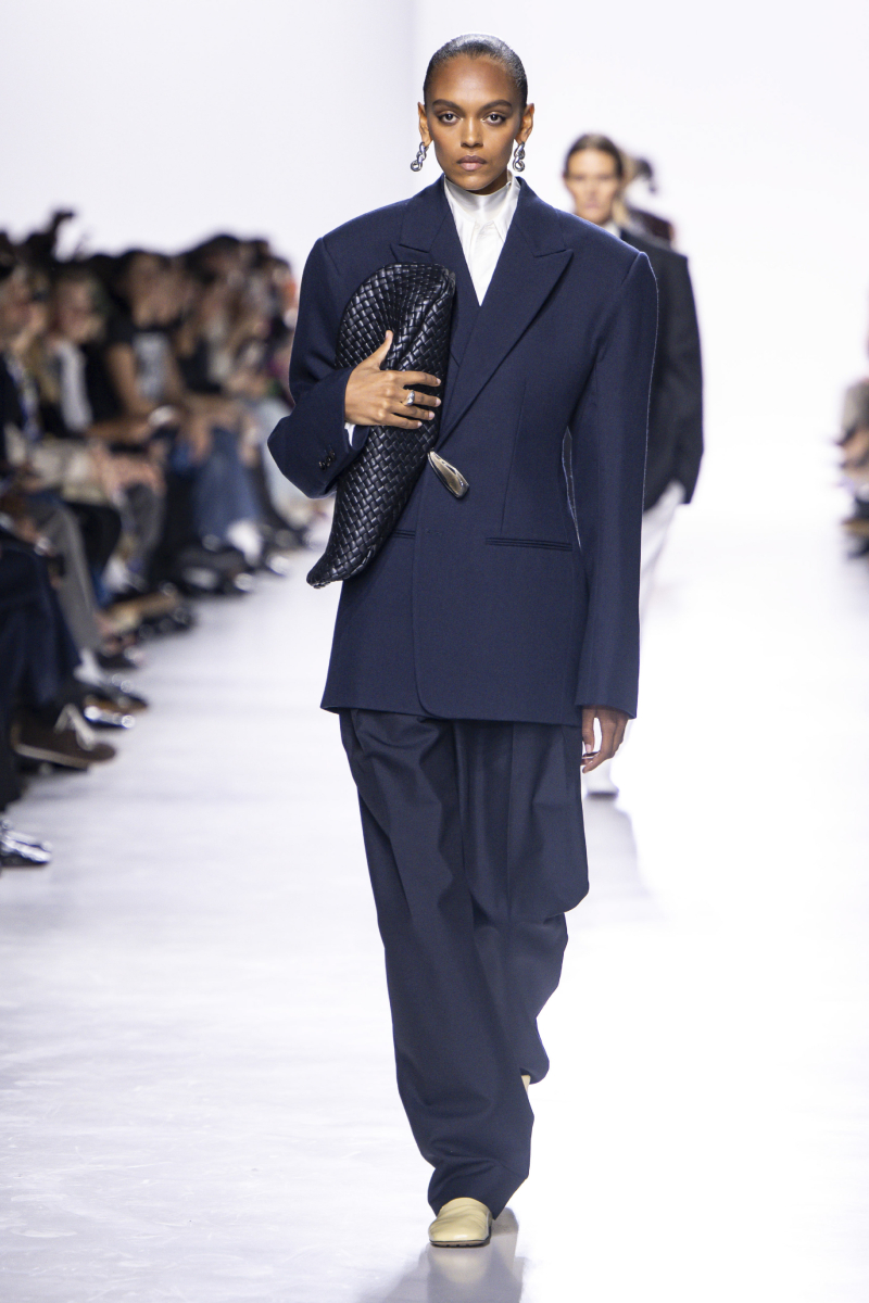 Bottega Veneta 2026. tavasz–nyár bemutatón vonuló modell nadrágkosztümben