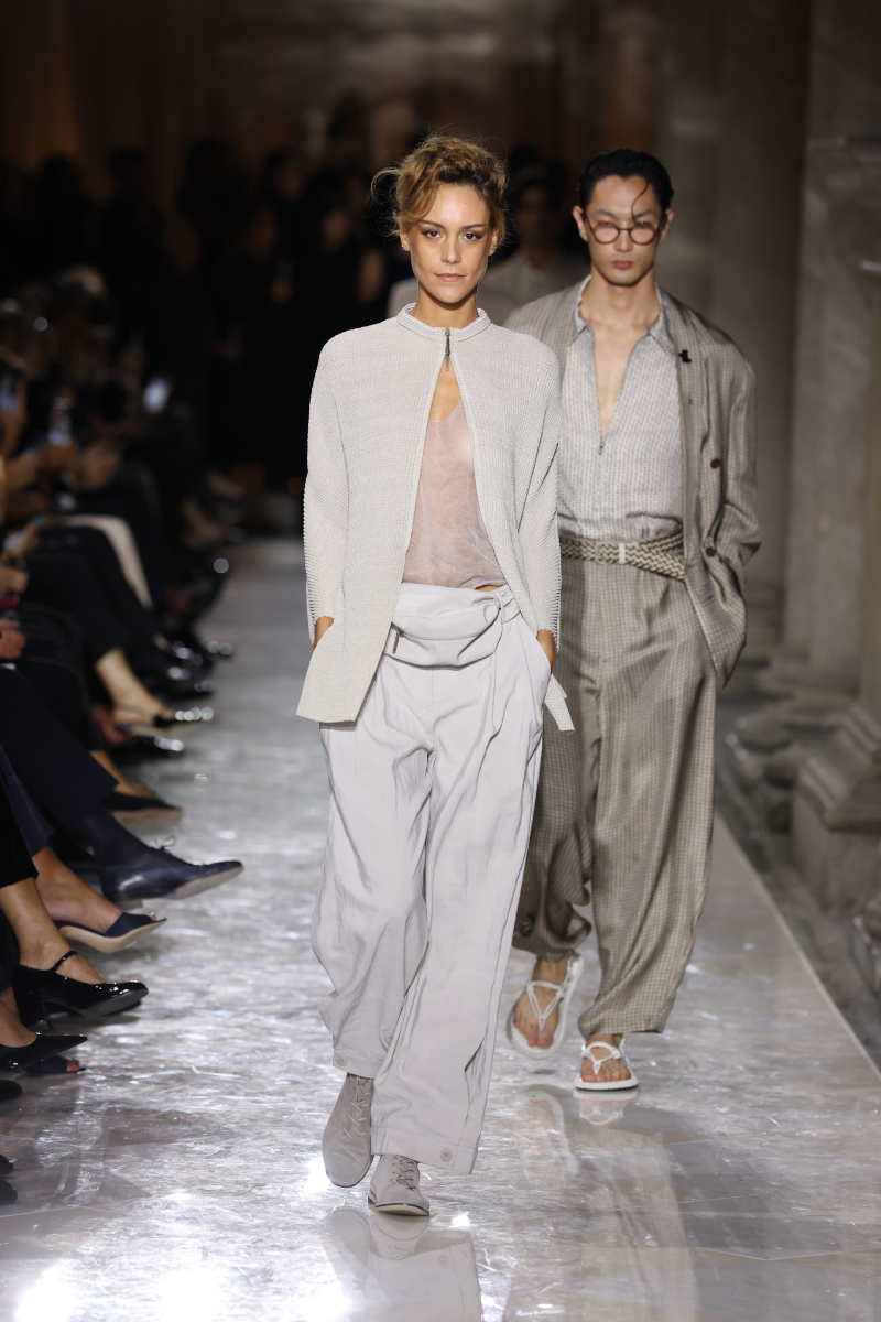 Giorgio Armani 2026. tavasz–nyár bemutatón vonuló modell bő szárú nadrágban és blézerben
