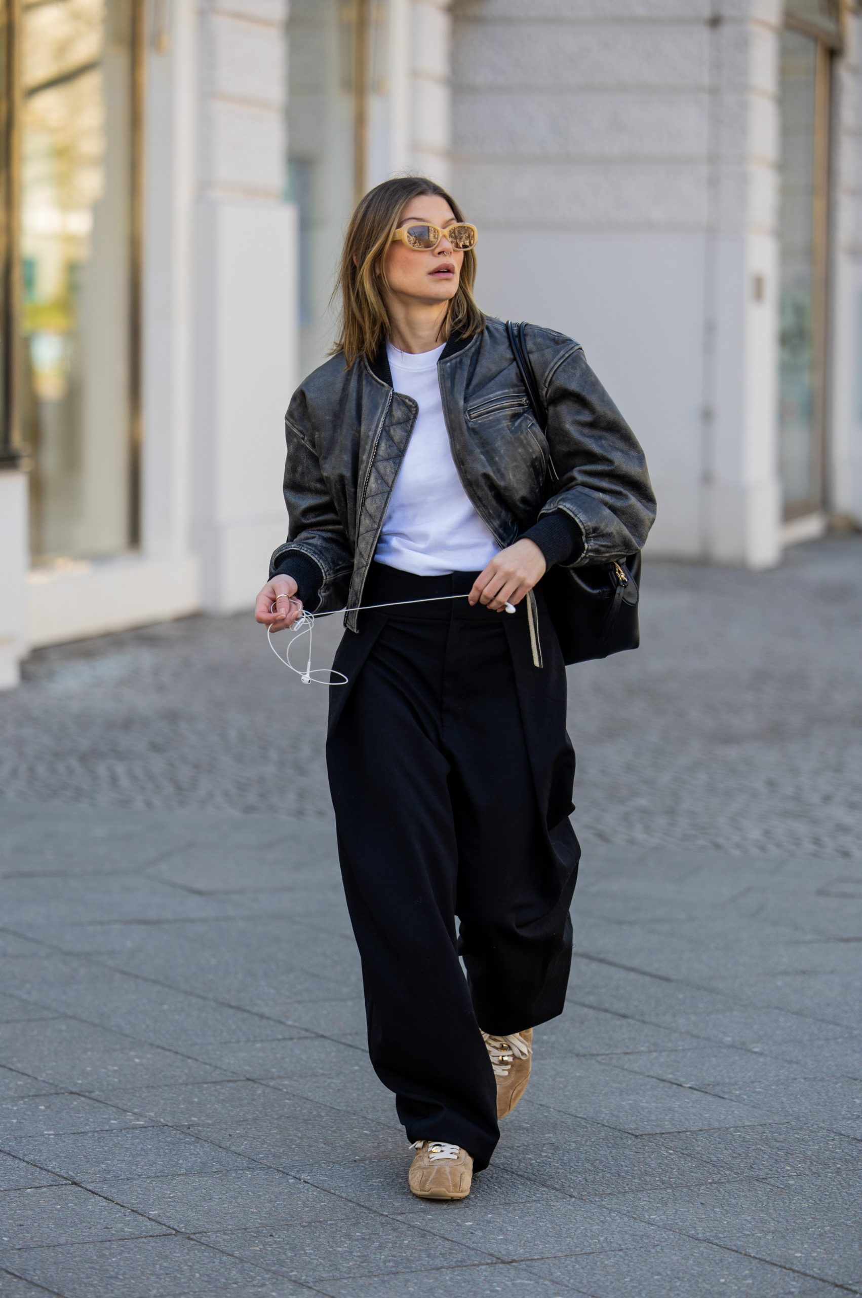 Modell bőrdzsekiben vonul az utcán