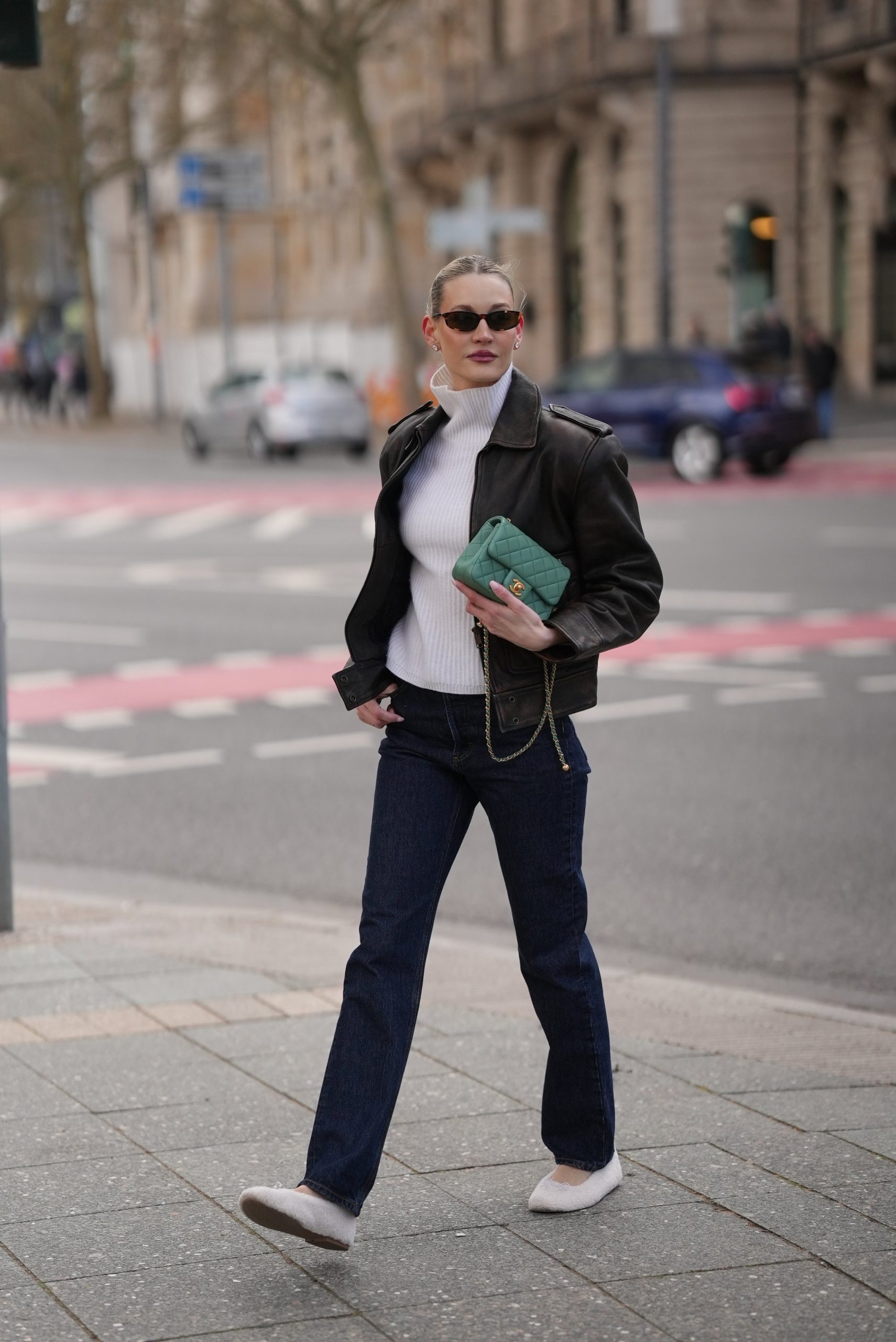 Modell bőrdzsekiben vonul az utcán