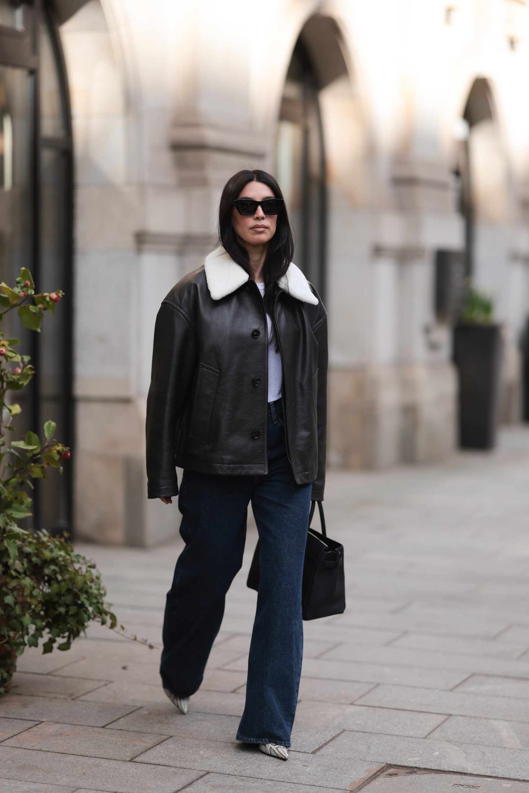 Modell bőrdzsekiben vonul az utcán