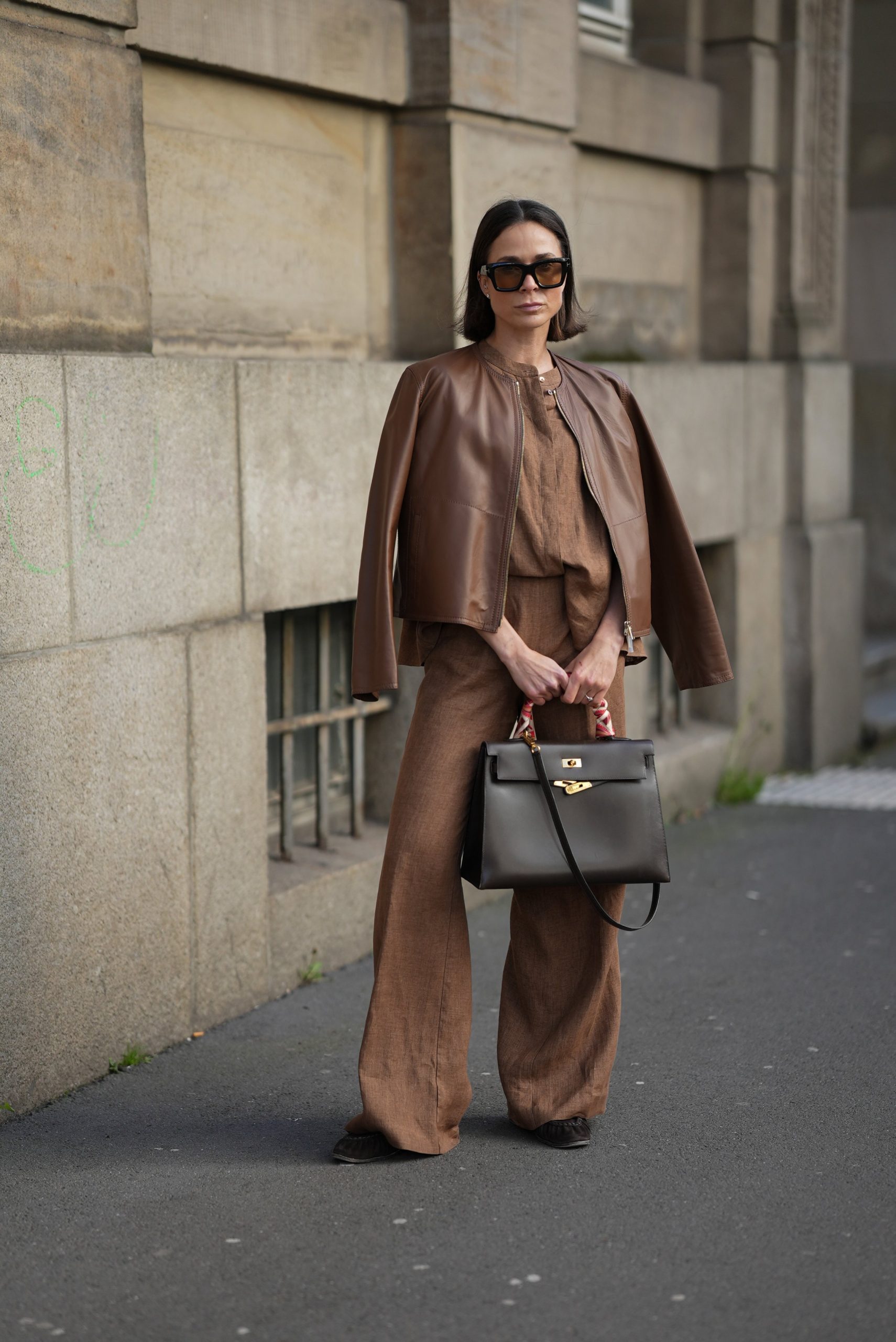 Modell bőrdzsekiben vonul az utcán