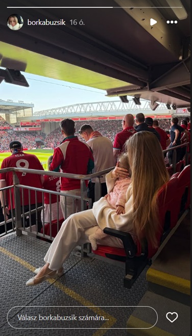 Buzsik Borka és kislánya a lelátón