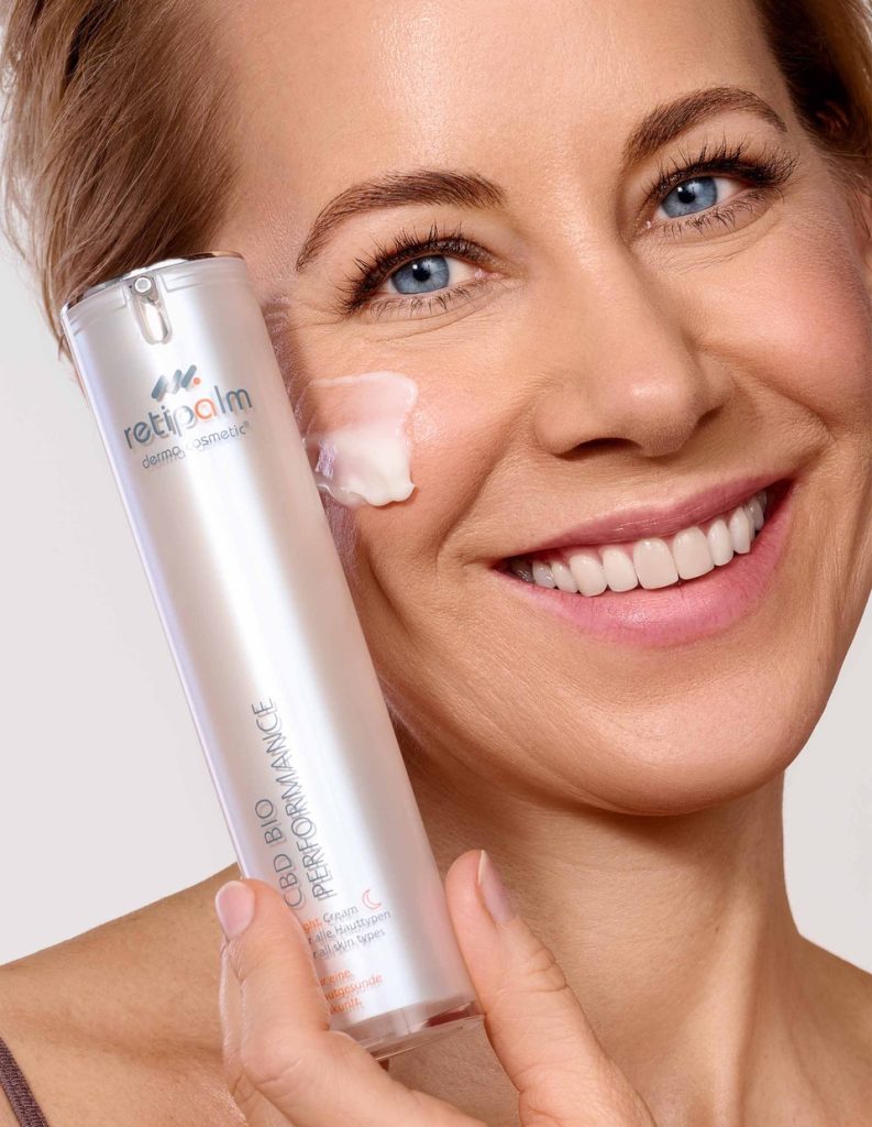 Női arc retipalm termékkel fehér háttér előtt