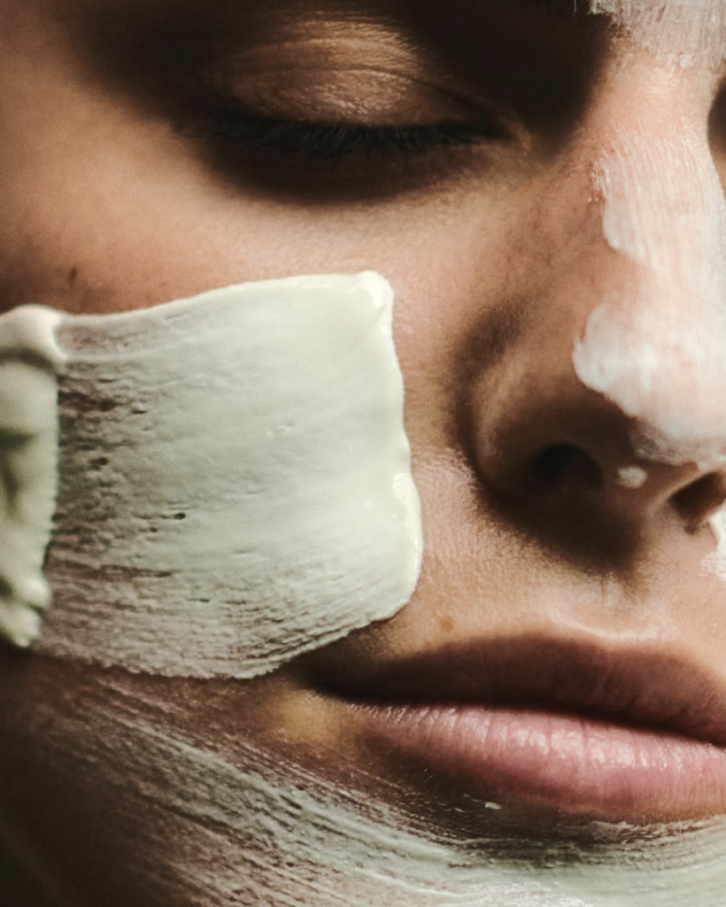 Nő kozmetikai kezelésen, arcán krémmel