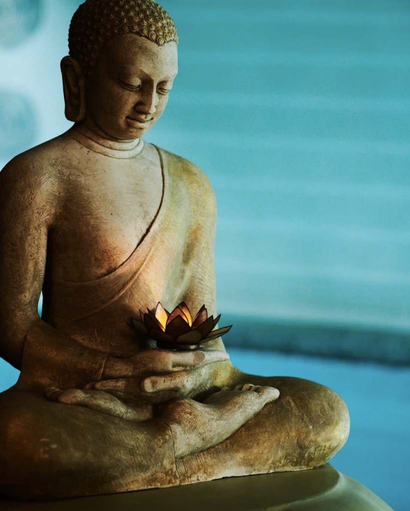 Buddha szobor medence előtt