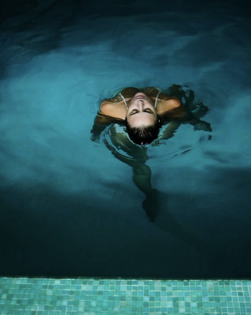 Nő medencében, felülről látszik