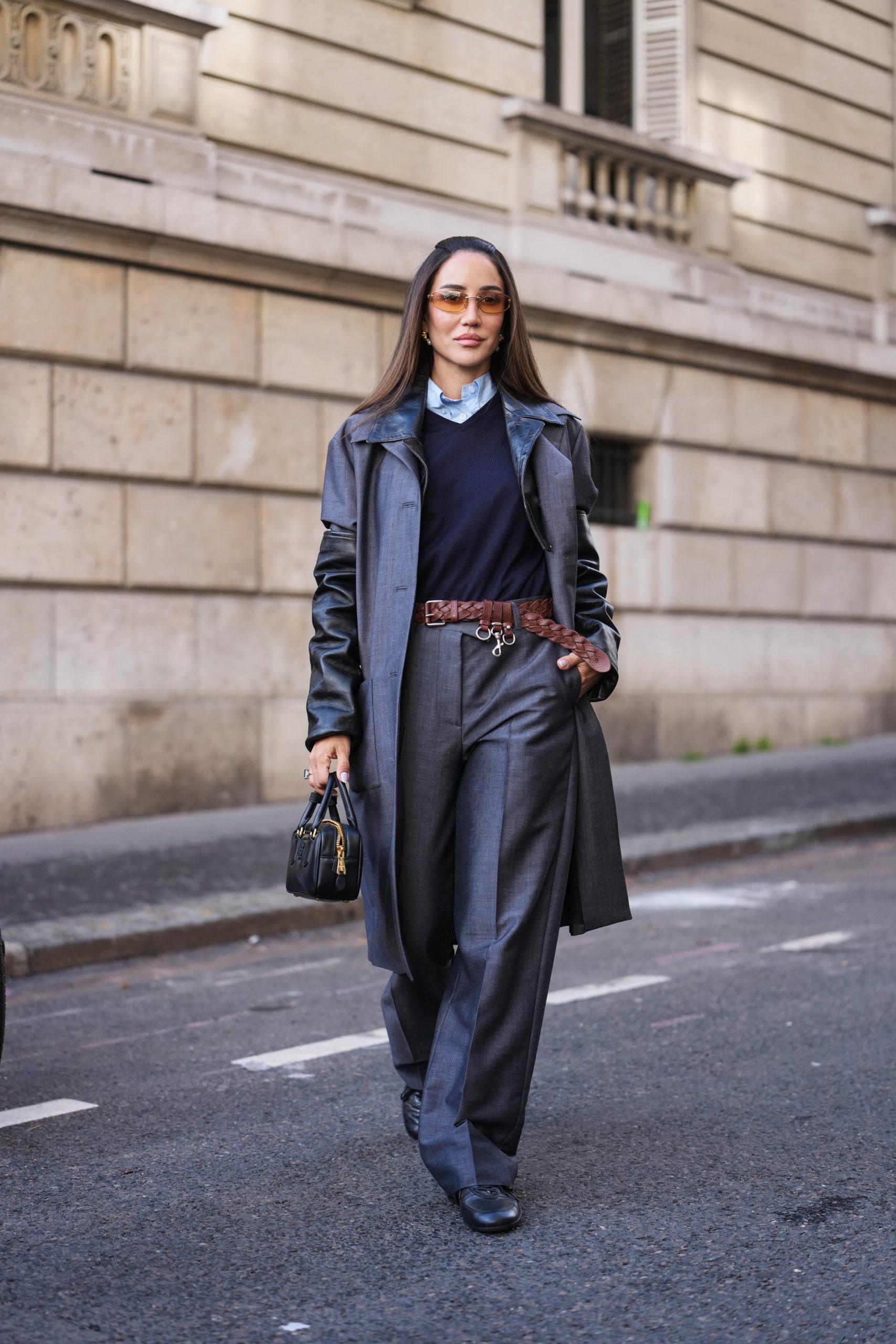 Modell bőszárú nadrágban vonul