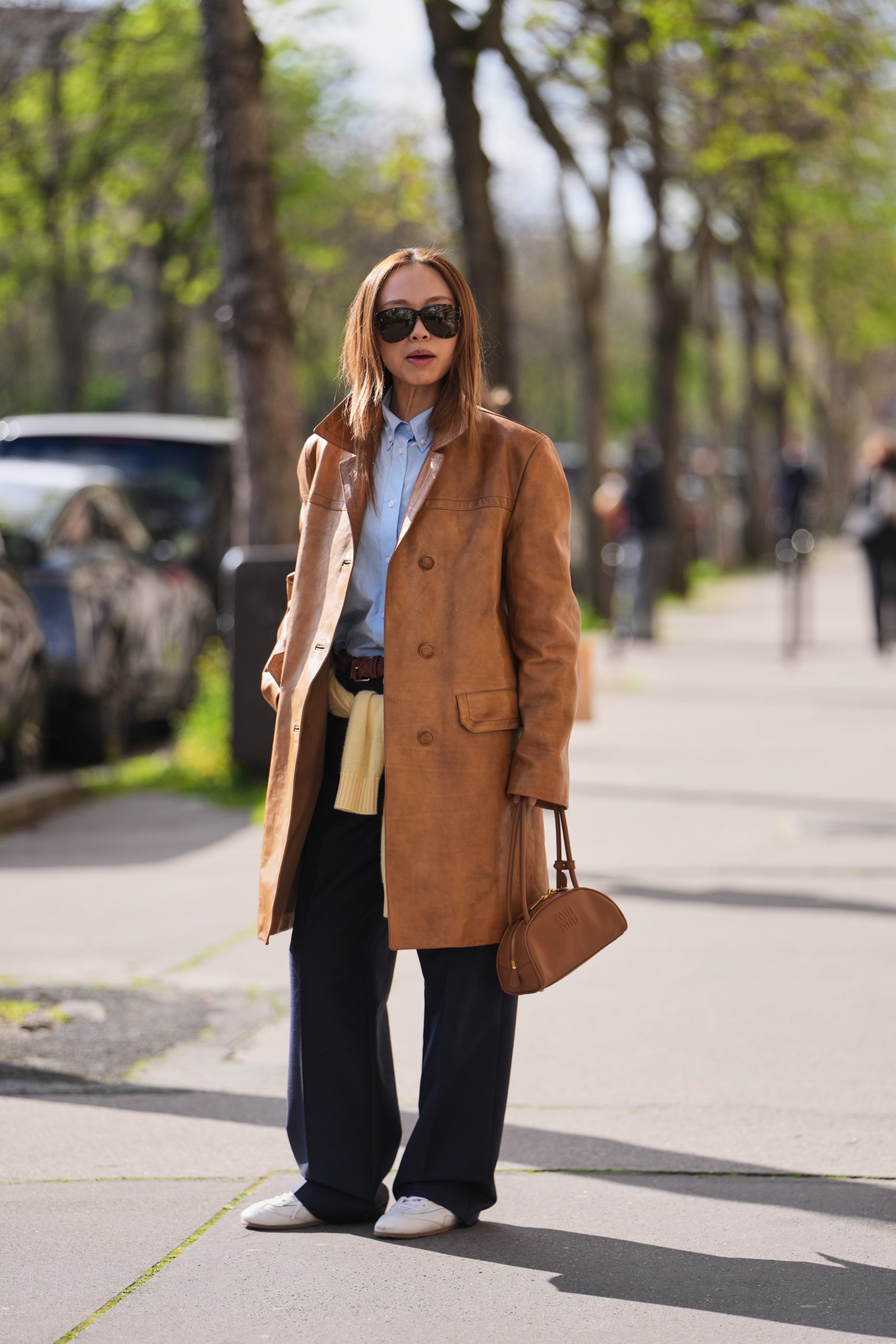 Modell bőszárú nadrágban vonul