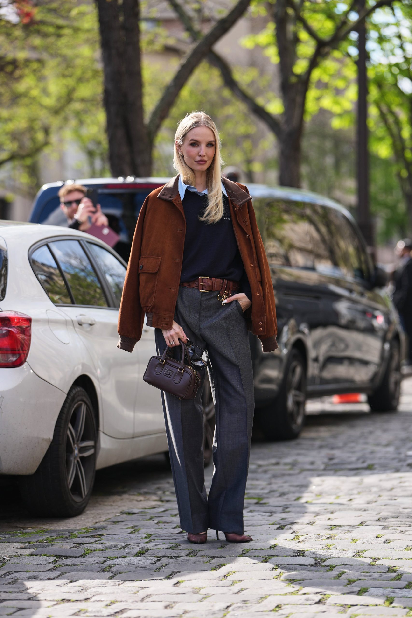 Modell bőszárú nadrágban vonul