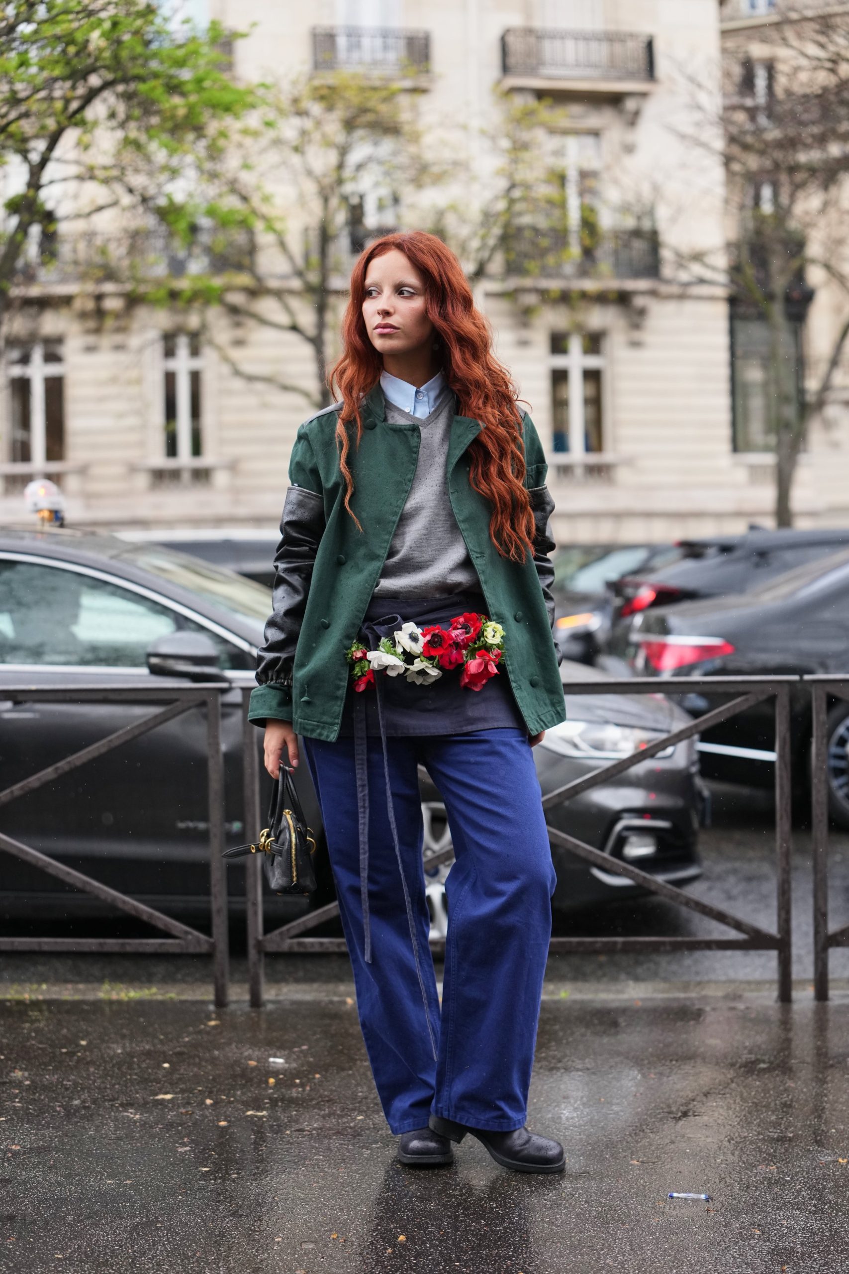 Modell bőszárú nadrágban vonul