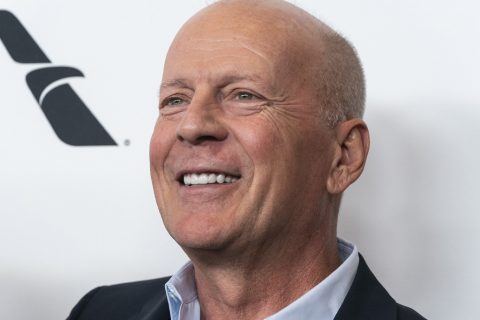 Bruce Willis mosolyog