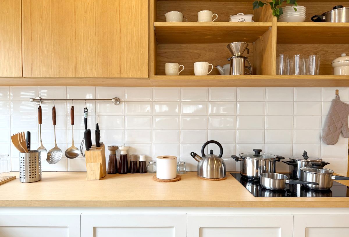 Mire jó a kávé és szódabikarbóna keveréke a háztartásban? | Marie Claire Modern konyhapult fém eszközökkel és edényekkel